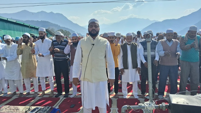 चमोली: ईद पर मुस्लिम समुदाय के लोगों ने एक दूसरे को गले लगाकर दी मुबारकबाद–