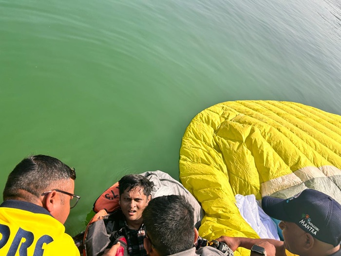 बच गए: टिहरी झील में ढूब रहे पैराग्लाइडर के लिए देवदूत बने एसडीआरएफ के जवान–