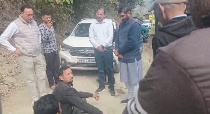 चमोली: सड़क की दशा सुधारने काे लेकर ग्रामीणों में गुस्सा, दो घंटे तक विधायक का रास्ता रोका–