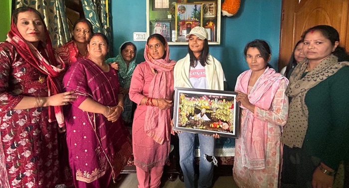 चमोली: अंतरराष्ट्रीय महिला क्रिकेटर नंदिनी कश्यप पहुंची गोपेश्वर, देवर-खडोरा गांव में हुआ भव्य स्वागत–