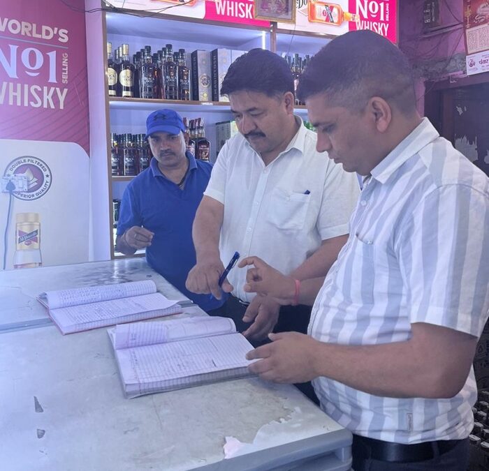 छापेमारी: काकड़ागाड में शराब की दुकान पर अपर जिलाधिकारी ने की आकस्मिक छापेमारी–