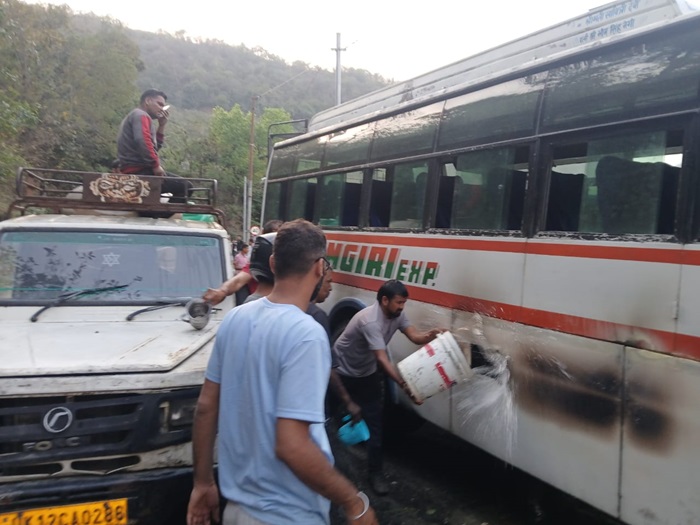 ब्रेकिंग: बदरीनाथ राष्ट्रीय राजमार्ग पर बरात की बस में लगी आग, अफरा-तफरी मची, देखें वीडियो–
