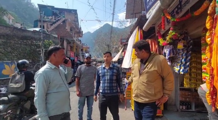 चमोली: दुकानों में ताबड़तोड़ चेकिंग अभियान, आठ दुकानों में मिली अनियमितता, तीन दुकानों के लिए सेंपल–