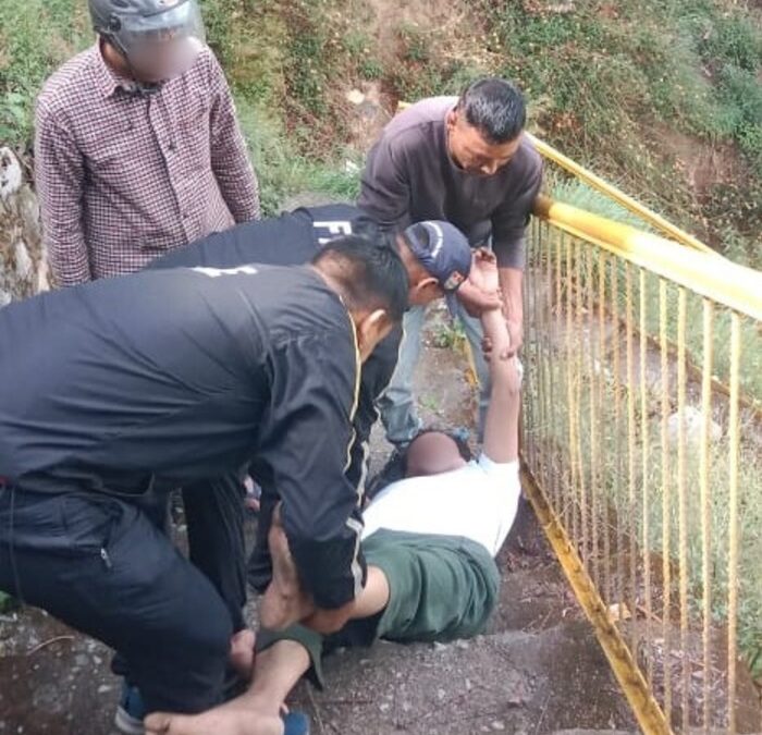 चमोली: गोपेश्वर में सडक से नीचे गहरी खाई में गिरे व्यक्ति का फायर सर्विस गोपेश्वर के कर्मियों ने किया त्वरित रेस्क्यू, बचाई जान–