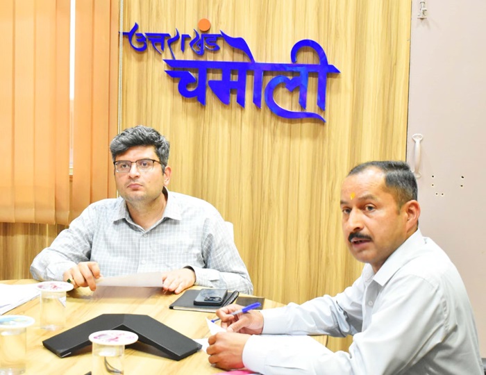 चमोली: मानसून सीजन की तैयारियों में जुटा चमोली जिला प्रशासन, जिलाधिकारी ने ली अधिकारियों की बैठक–