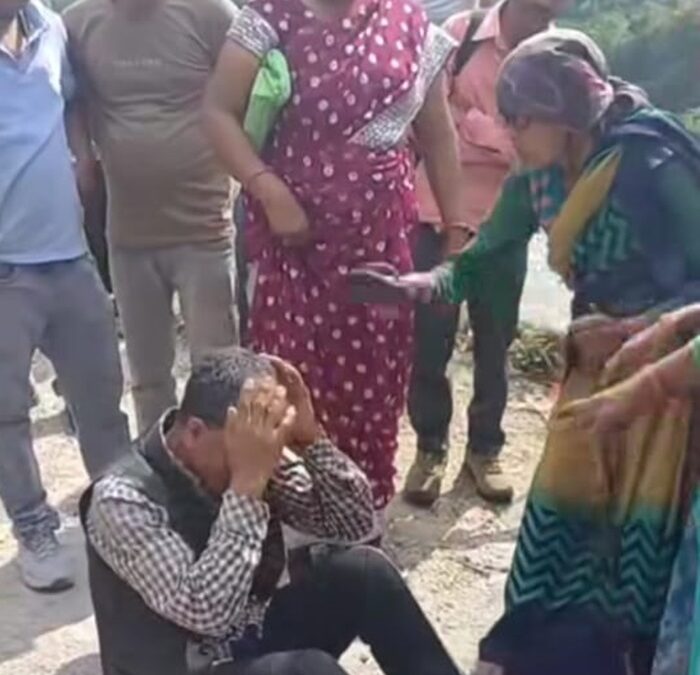 दुश्साहस: महिला के कानों से कुंडल खींचने की कोशिश कर रहा था नेपाली मजदूर, महिलाओं ने जमकर की धुनाई–
