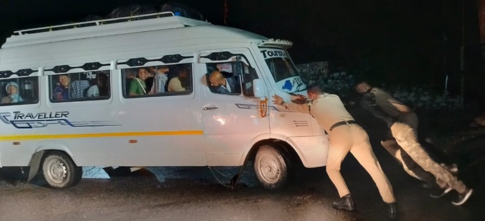 चमोली: तीर्थयात्रियों के लिए देवदूत बनकर आई चमोली पुलिस की टीम–