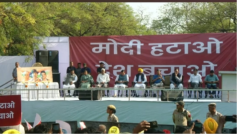 केजरीवाल ने जंतर मंतर पर किया जनसभा को संबोधित, मोदी हटाओ, देश बचाओ का नारा भी लगाया