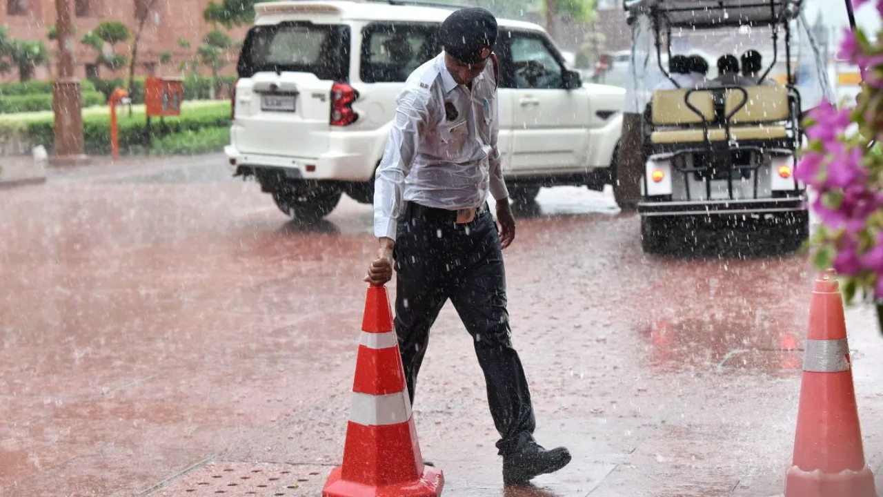 Delhi Weather : भारी बारिश के बाद उमस कर रही दिल्लीवासियों को परेशान, राष्ट्रीय राजधानी में 5 अगस्त तक हल्की बारिश की संभावना