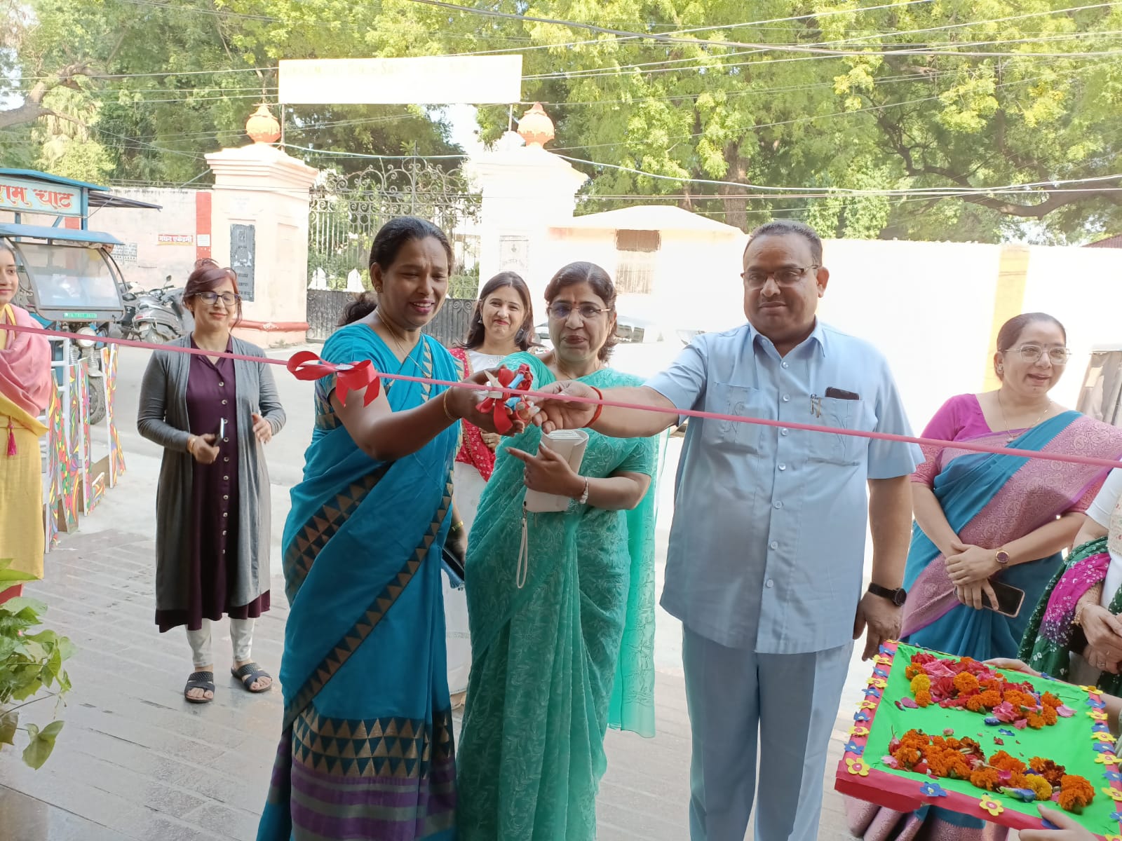 कानपुर एनएलके पब्लिक स्कूल में लगा दीवाली हाट, एकत्रित की गई राशि वृद्धाश्रम में की जाएगी दान।