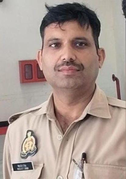 जालौन में पुलिस कांस्टेबल की गोली मारकर हत्या, बाइक सवार बदमाशों ने सरेराह वारदात को दिया अंजाम।