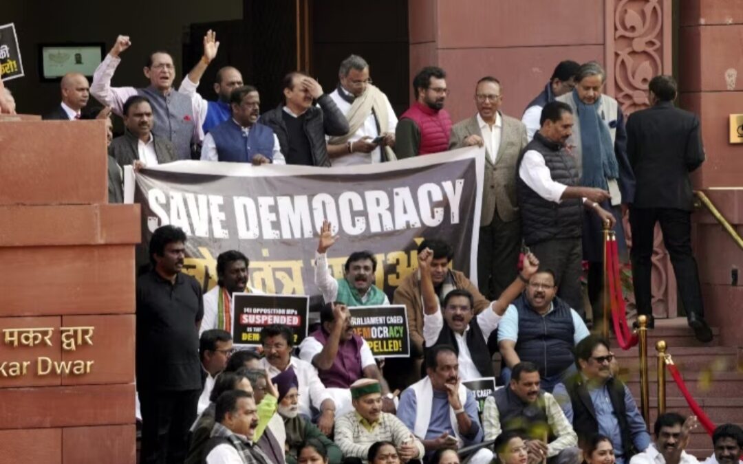 Opposition MPs Suspended: संसद से सांसदों के निलंबित होने पर विपक्षी दलों के कई नेता खामोश, इस वजह से उठ रहे सवाल