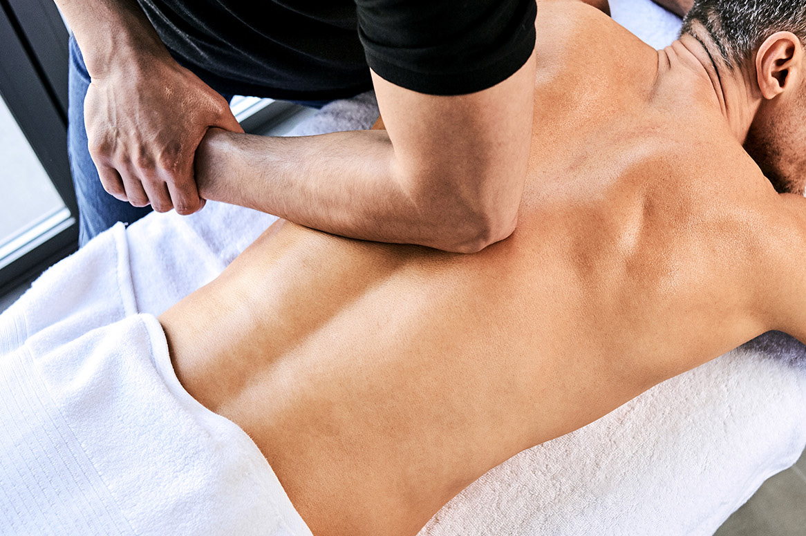 Relieve upper back pain with MASSAGE #massage #massagem #backpain #bac, upper back pain relief