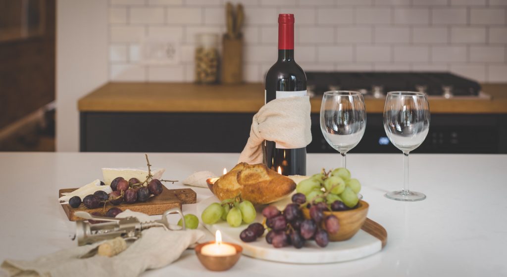 Table dressée avec bouteille de vins