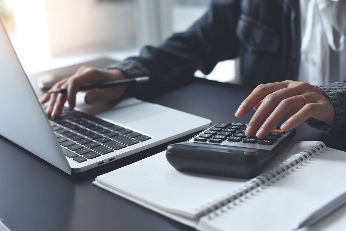 Is saving £1000 a month in the UK a good amount?