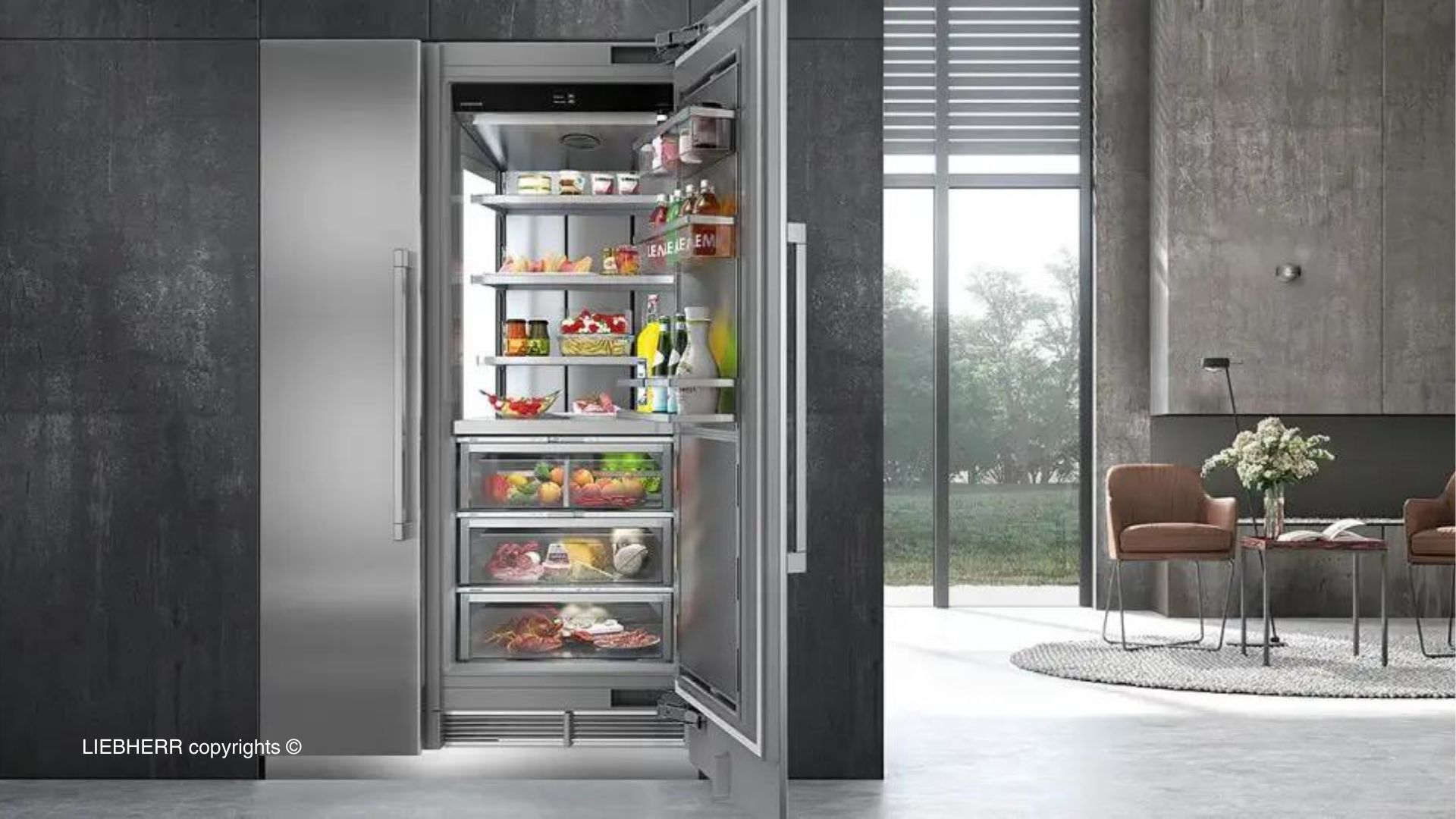 Un réfrigérateur LIEBHERR est disposé dans une cuisine.