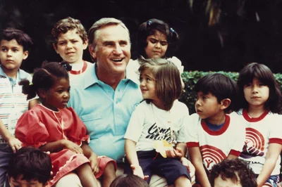 Picture of Don Shula, Miami Dolphins’ head coach with children