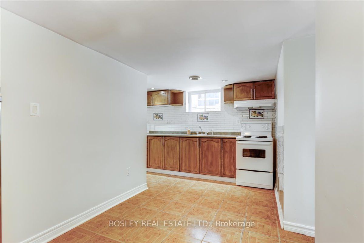 33 Rockcliffe Blvd Toronto 998,000 • IVANRE