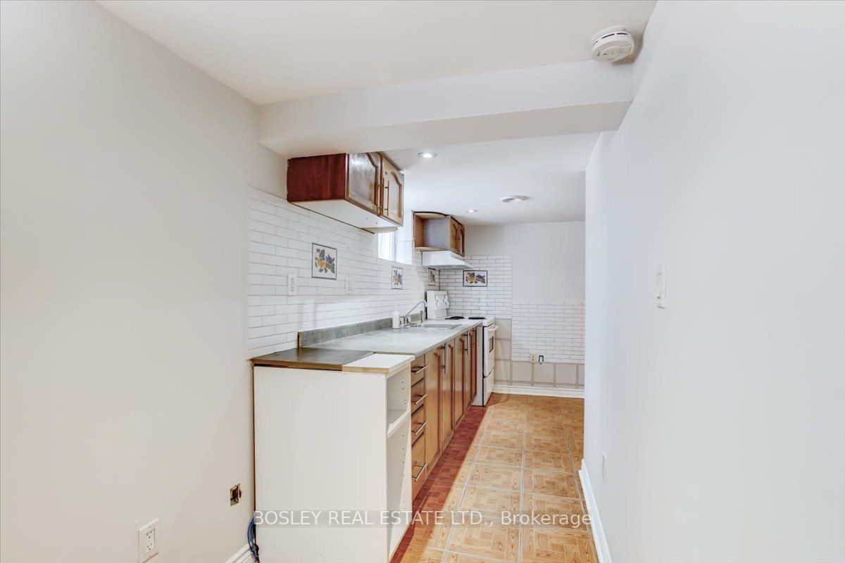 33 Rockcliffe Blvd Toronto 998,000 • IVANRE