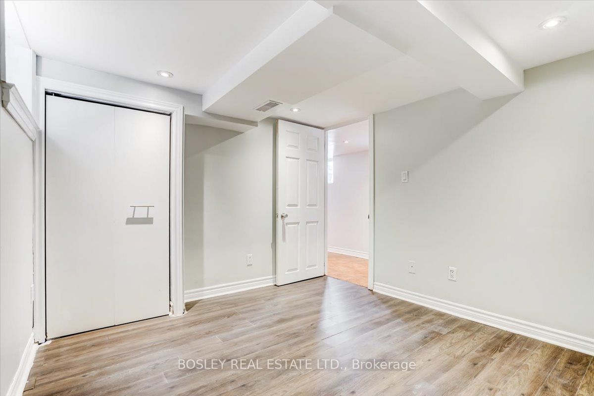 33 Rockcliffe Blvd Toronto 998,000 • IVANRE