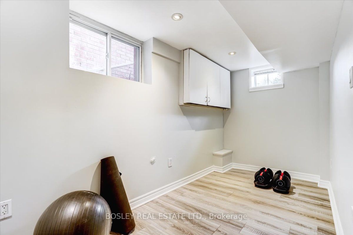 33 Rockcliffe Blvd Toronto 998,000 • IVANRE