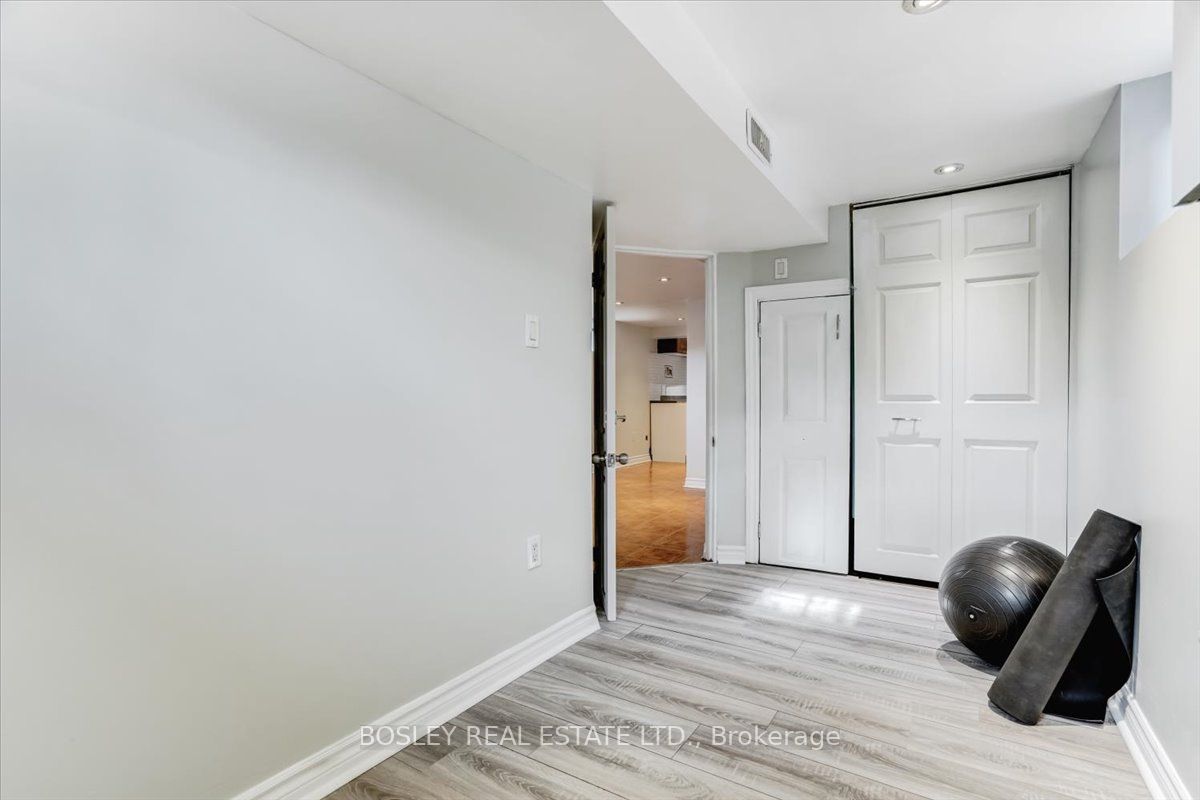 33 Rockcliffe Blvd Toronto 998,000 • IVANRE