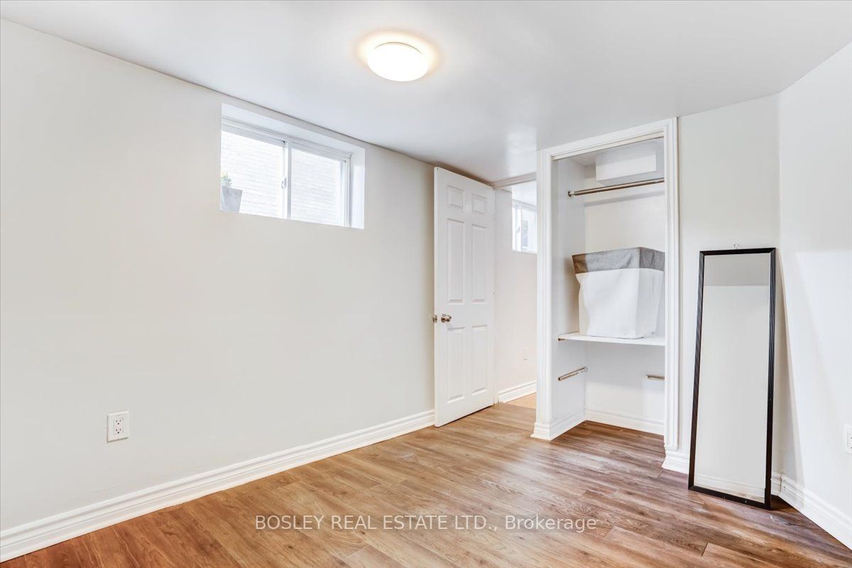 33 Rockcliffe Blvd Toronto 998,000 • IVANRE