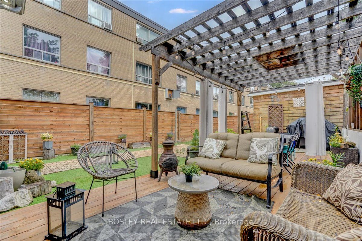 33 Rockcliffe Blvd Toronto 998,000 • IVANRE