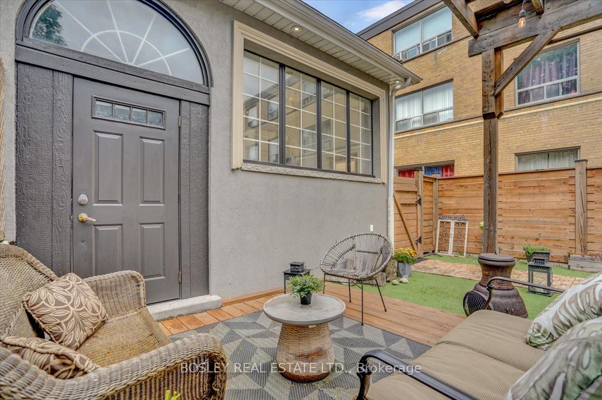 33 Rockcliffe Blvd Toronto 998,000 • IVANRE