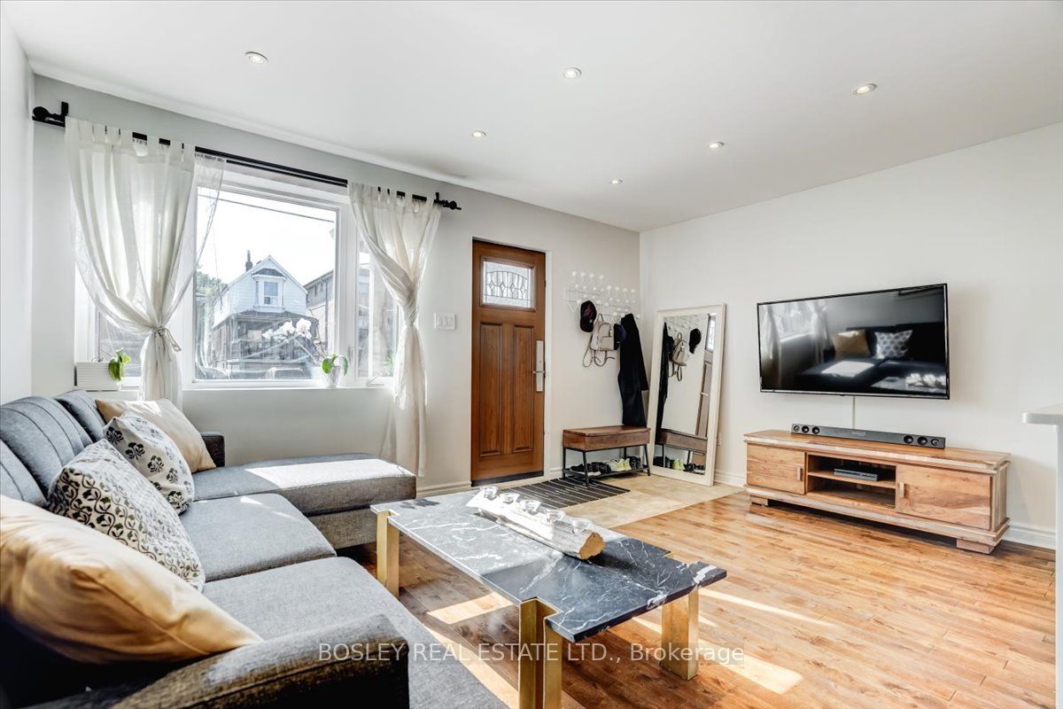 33 Rockcliffe Blvd Toronto 998,000 • IVANRE