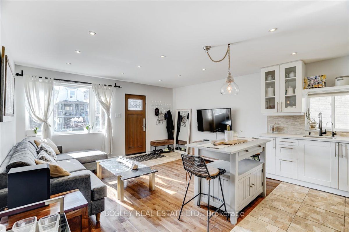 33 Rockcliffe Blvd Toronto 998,000 • IVANRE