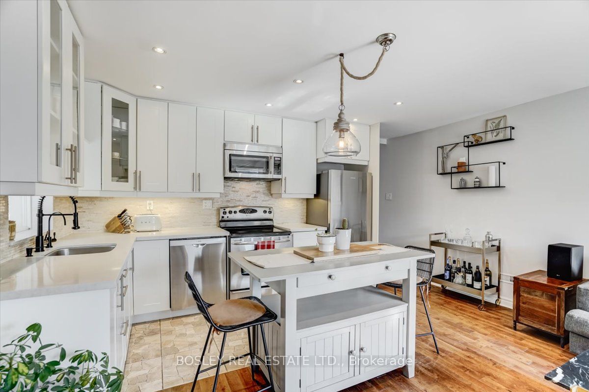 33 Rockcliffe Blvd Toronto 998,000 • IVANRE