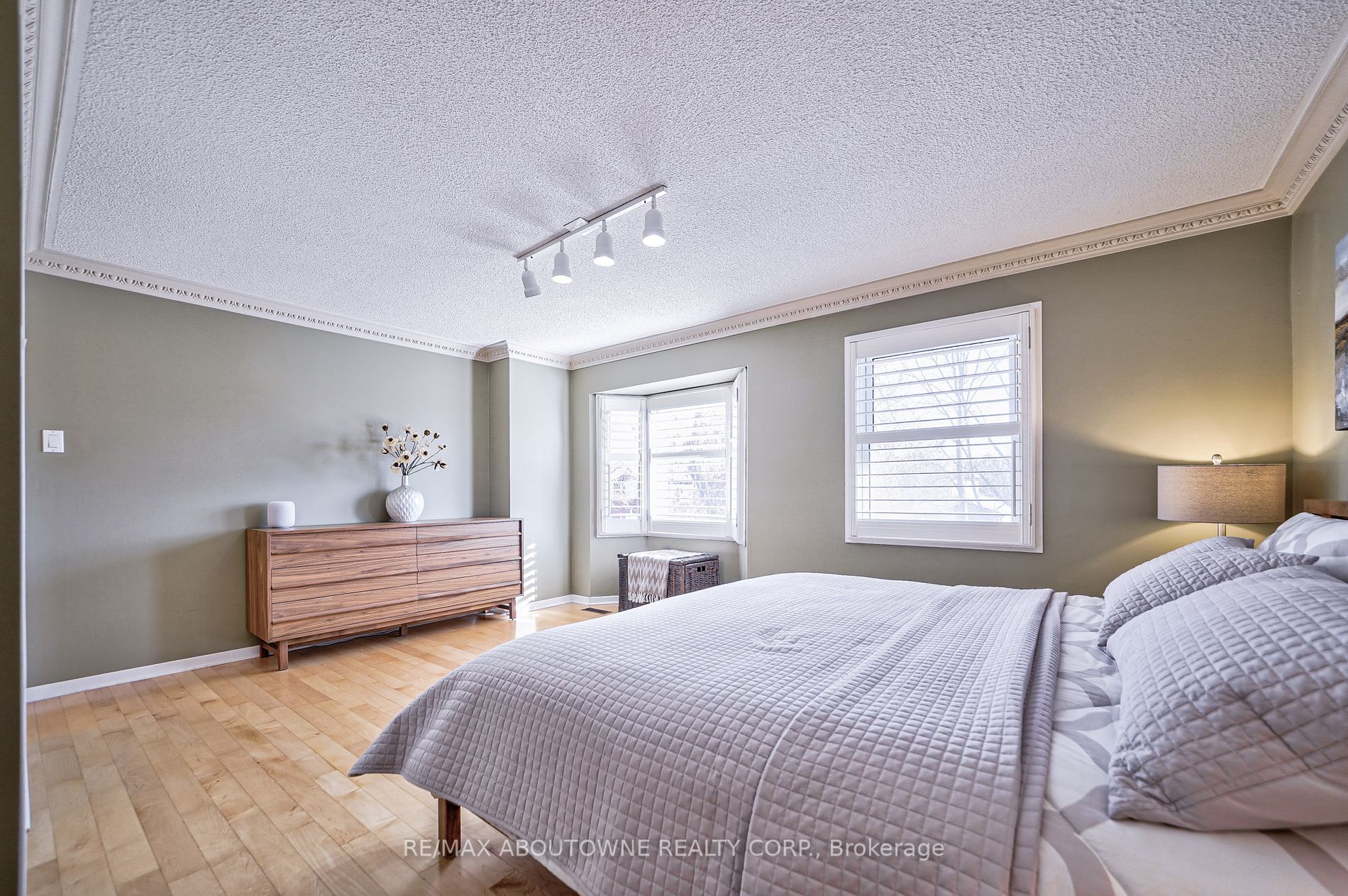 1394 Cobbler Lane Oakville 1,249,000 • IVANRE