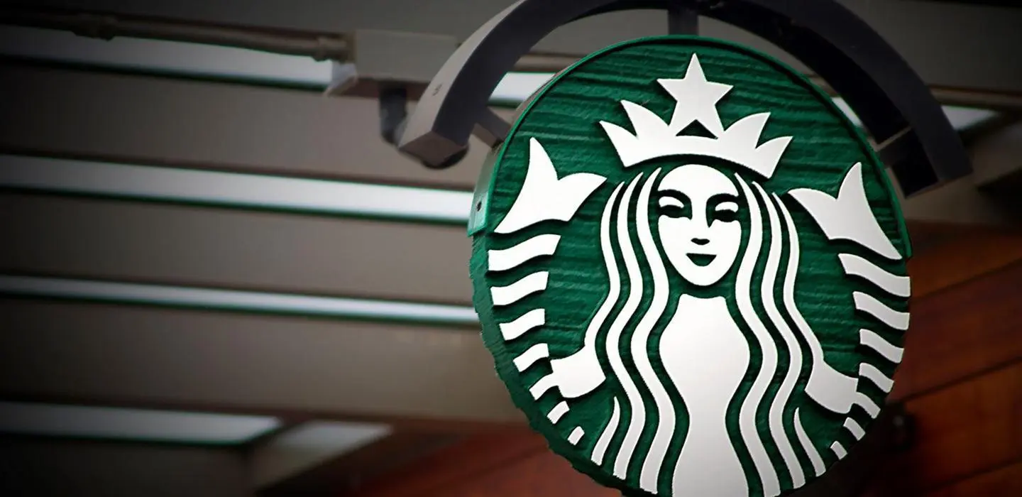 Starbucks pagará 50 mdd a repartidor que se quemó con café