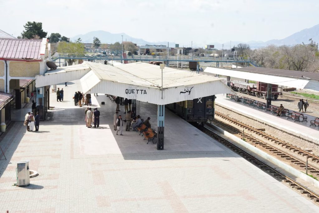 Ataque de militantes en Pakistán: Secuestran tren con 450 pasajeros
