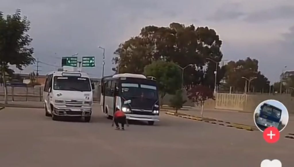 ¡Rápidos y Furiosos! Captan a microbuseros echando carreritas en el Cuauhtémoc