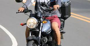 Buscan prohibir que menores de 16 años viajen en motocicleta en Puebla