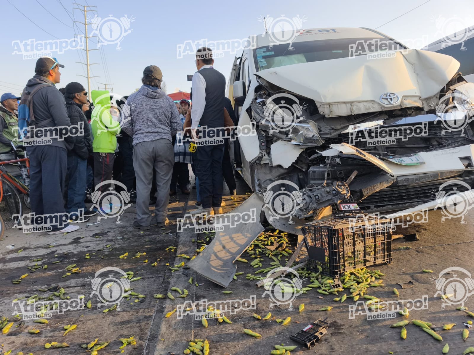 Combi impacta camioneta con 40 peregrinos en Periférico