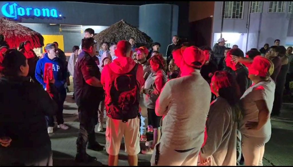 Habitantes de Casas Geo en San Juan Tianguismanalco cierran accesos por ola de asaltos y falta de alumbrado
