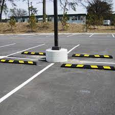 Estacionamientos gratis y zona deportiva.