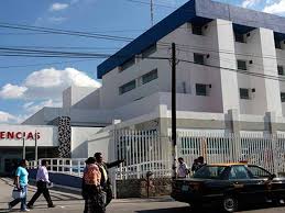 Trabajadores cierran accesos en el Hospital General del Sur por falta de seguridad