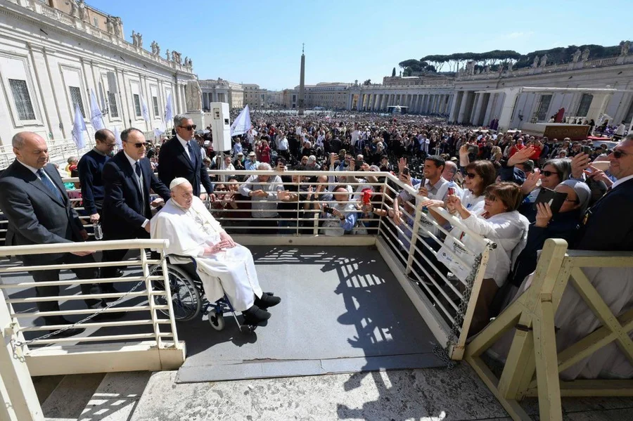 Reaparece el Papa Francisco tras superar grave neumonía