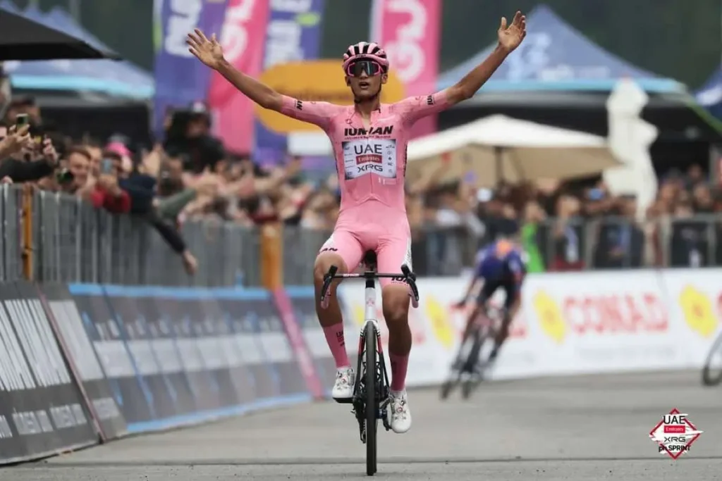 Isaac del Toro, el joven ciclista mexicano que la está rompiendo en el Giro de Italia