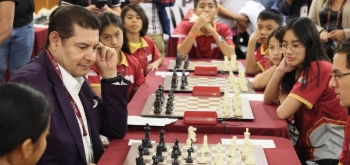 Armenta juega ajedrez con selección poblana como parte de la Olimpiada CONADE