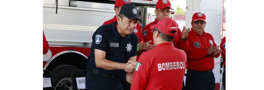 Reconocen a bomberos y bomberas por años de servicio en Puebla