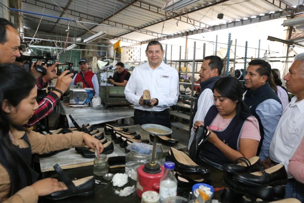 Anuncian producción de 300 mil zapatos escolares en Puebla