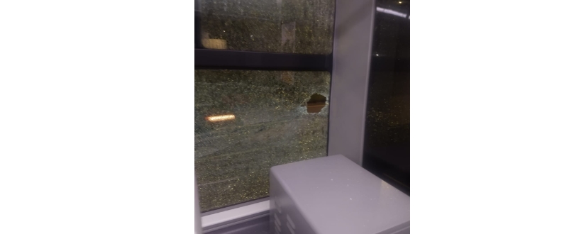 Unidad de RUTA dañada por lanzamiento de piedras