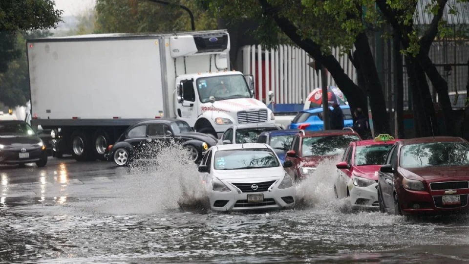 Lluvias causan inundaciones y percances viales en CDMX