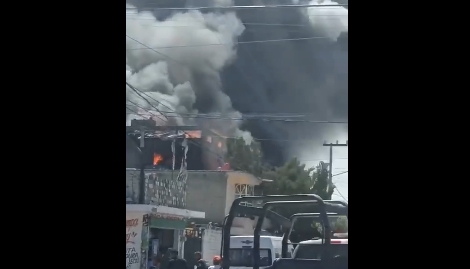 Incendio en Ecatepec genera columna de humo negro y afecta operación del Mexicable