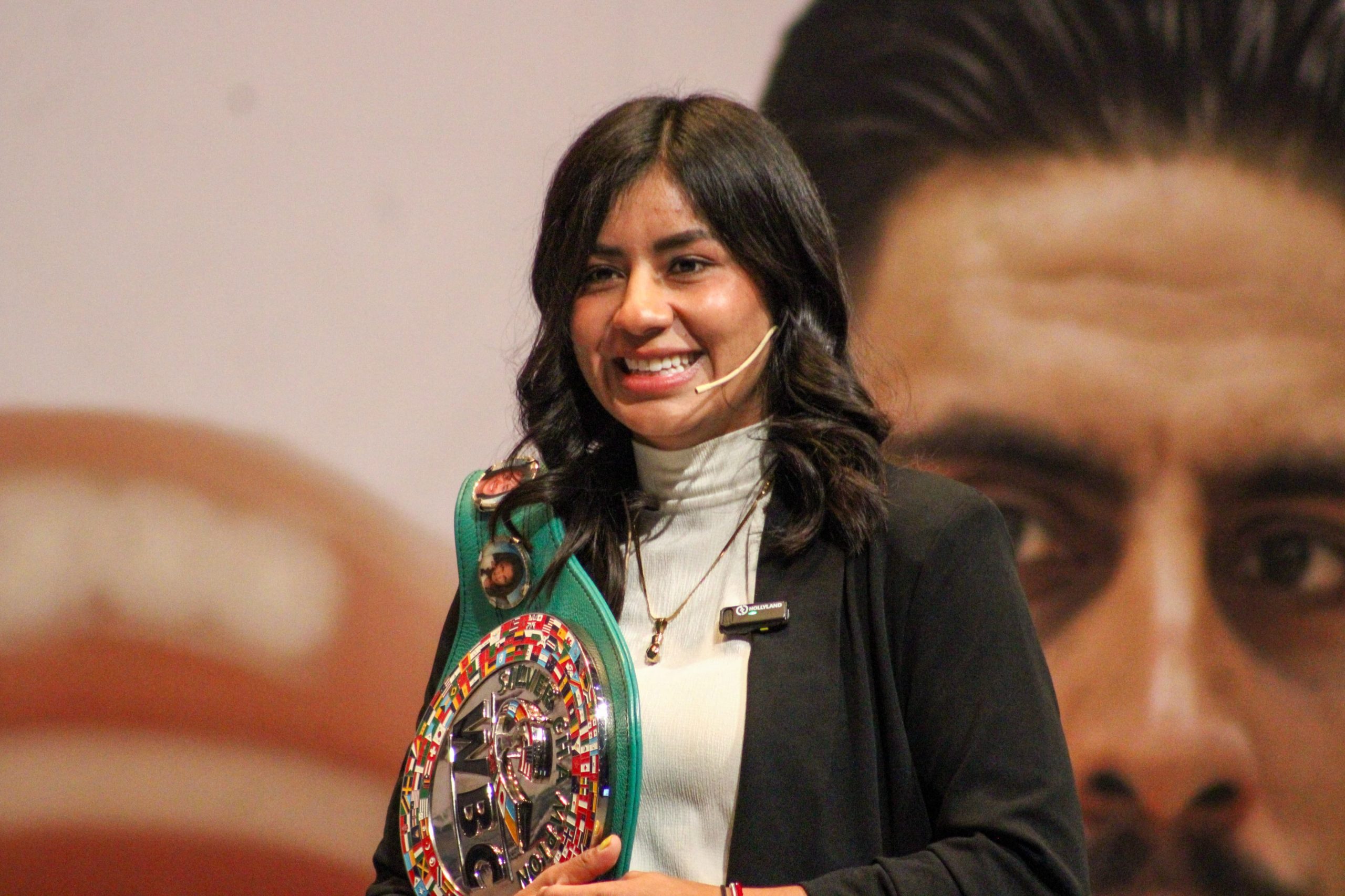 “La Bonita” Sánchez pide licencia al frente de la Secretaría de Juventud y Deporte peleará por otro título del CMB